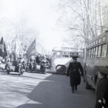 Первомайский парад в Томске. Военный возле автобусов. 1957 г.