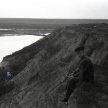 Понтонный мост через Томь, студент на берегу. 1950-е г.