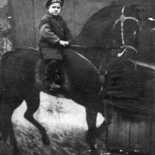 Мальчик на деревянном коне, г.Мариинск, 1929 год