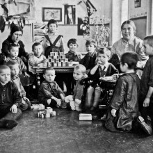 Дети с воспитательницей, детский сад №10, г. Томск, 1933 год