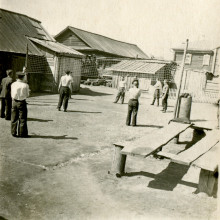 Игра в волейбол в городском дворе, г. Томск, начало 1950-х