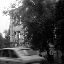 Здание на углу пл. Революции (Новособорной) и проспекта Ленина (предположительно), г. Томск, начало 1990-х годов