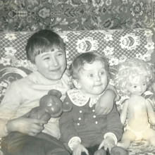 Малыши с советскими игрушками, село Каргасок Томской области, 1980-е годы