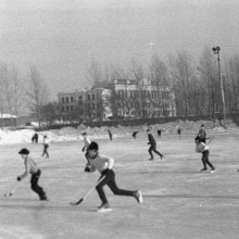Стадион «Восход», хоккеисты и конькобежцы, г. Томск, 1960-е годы (2 кадра)
