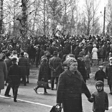 Демонстрация 9 мая на Южном кладбище, памятник Скорбящему Солдату, г. Томск, начало 1970-х годов