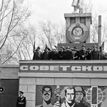 Первомайская демонстрация в Томске, трибуна на площади Революции, начало 1970-х