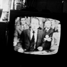 Телеведущий Александр Масляков на экране телевизора. Начало 1970-х