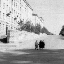 Проспект Кирова, гуляющие. 1950-е