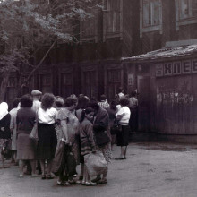 Очередь перед магазином «Хлеб» на ул. Вершинина в Томске. Конец 1980-х - начало 1990-х 
