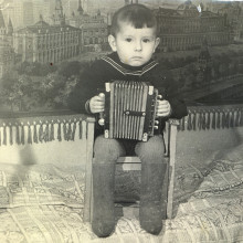 Маленький томич на фоне ковра, г. Томск, 1960 г.