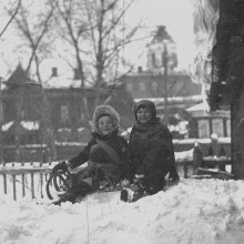 Зима в Томске. Дети на горке на фоне Богородице-Алексеевского монастыря. 1935 год