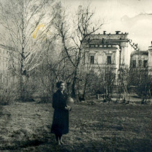 Девушка возле Научной библиотеки ТГУ, г. Томск, 1959 год