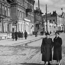 Дамы на улице Обруб, г. Томск, 1956-1960
