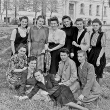 Студенты-медики перед зданием учебного корпуса ТГМИ, Томск, 1946 год (предположительно)