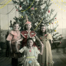 Девочки под новогодней ёлкой, г. Караганда, 1951 год 