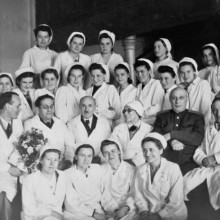 Студенты и сотрудники ТГМИ с профессором Д. Яблоковым, г. Томск, 1946 год (предположительно)