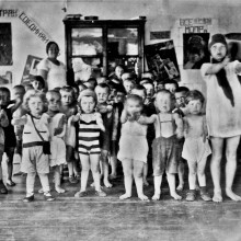 Зарядка у малышей в детском саду, г.Томск, 1933 год