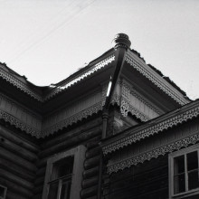 Проспект Ленина, дом №56 (улица Трифонова, 26). Жилой дом Семеновой, фрагмент крыши. 1980-е. Г. Томск