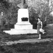 Моя мама. Немного до меня. Девушка у могилы этнографа Г. Потанина, г. Томск, 1960-е годы