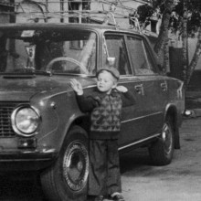 Мальчик у машины, ул. Красноармейская, г. Томск, 1987 год