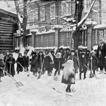 Дети на зимней прогулке, г.Томск, 1931 год