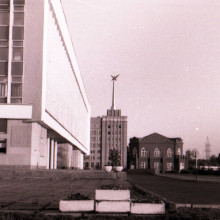 Вид на Белый дом, Дом нефти (ныне - здание 7 Арбитражного Апелляционного суда) и здание ресторана «Славянский базар», г. Томск, 1987 г.
