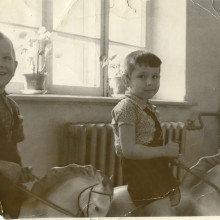 Мальчики на лошадках. Детский сад на ул.Пушкина, г. Томск, 1962 год