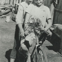 Влюбленные на велосипеде, с. Каргасок Томской области, 1970-е