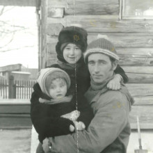 Отец с малышами, село Каргасок Томской области, 1980-е годы