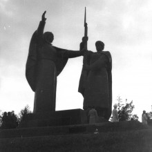 Лагерный сад, скульптурная композиция"Родина-мать вручает оружие сыну". 1980-е. Г. Томск