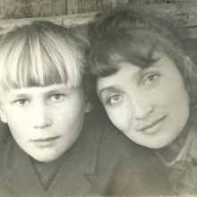 Мальчик со старшей сестрой, село Кабанье Омской области, 1970-е годы