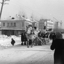 Проводы зимы на ул. Пятой Армии - поездка на санях, г. Томск, 1960-е годы (2 кадра)
