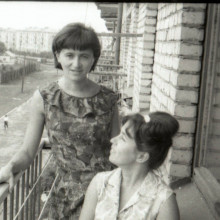 Девушки на балконе, ул. Котовского, г.Томск, 1962 год