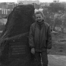 Девочка у памятного камня на Воскресенской горе. Томск, начало 1990-х гг.