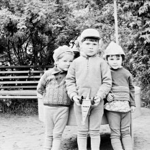 Трое друзей. Детский сад на прогулке. Г. Томск, лето 1974 года