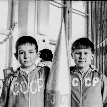 Мальчики в костюмах космонавтов на школьном новогоднем празднике, г. Томск, 1978 год