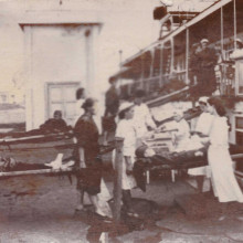 Транспортировка раненого на пароходе. Начало 20-го века. Фото из ТВМИ