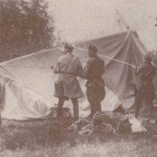 Установка палатки. Начало 20-го века. Фото из ТВМИ