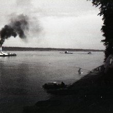 Колёсный пароход буксирует нефтеналивную баржу. 1977 год