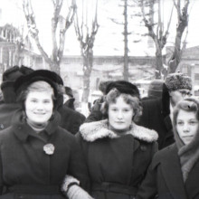 Девушки на фоне Электролампового завода. Ноябрьская демонстрация 1950-е годы