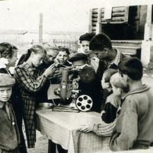 Дети изучают киноаппарат. 1950-е годы