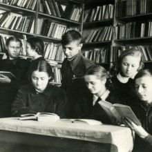 Школьники в библиотеке. Казахстан 1953 год.