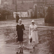 Девушки и дождь, г. Томск, 1950-1960-е, фото Г. Абрамочкина