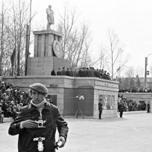 Фотокорреспондент на первомайской демонстрации в Томске, трибуна на площади Революции. Начало 1970-х