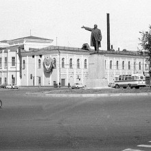 Площадь Ленина. Сентябрь 1981. Памятник Ленину и завод резиной обуви (Богоявленский собор)