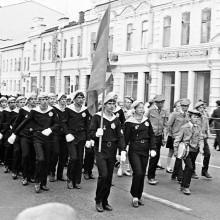 Парад в Томске, колонна моряков, проспект Ленина, дом №85, 1970-е
