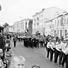 Парад в Томске, колонна моряков и пионеров, проспект Ленина, 1970-е