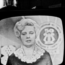 Телеведущая Ирина Кречмер на экране телевизора, начало 1970-х