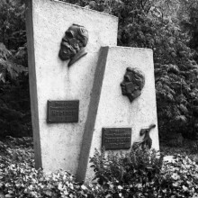 Сибирский ботанический сад, памятник профессорам Порфирию Крылову и Лидии Сергиевской. 1980-й